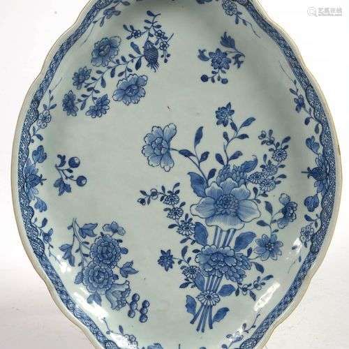 Plat ovale chantourné en porcelaine bleue et blanche de Chin...