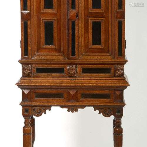 Cabinet en chêne sculpté et placage d'ébène ouvrant par un t...