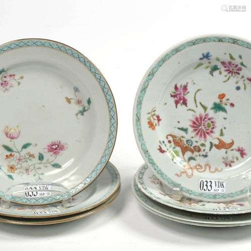 Suite de sept petites assiettes en porcelaine polychrome de ...