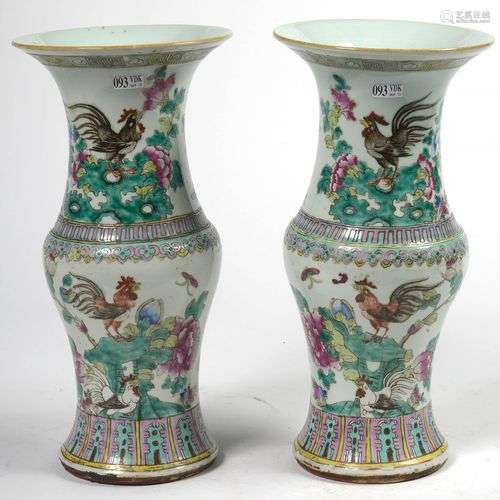 Paire de vases à col évasé en porcelaine polychrome de Chine...