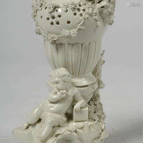 Grand pot-pourri Louis XVI en blanc de porcelaine de Tournai...