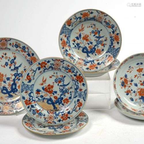 Lot de 7 porcelaines Imari de Chine à décor floral comprenan...