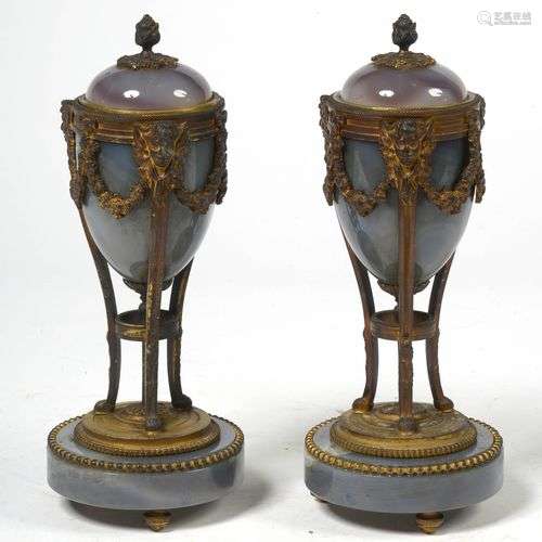 Paire de cassolettes de style Louis XVI en forme 