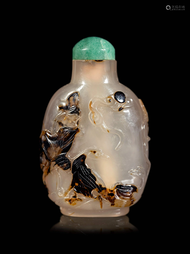 A Carved Silhouette Agate Snuff Bottle