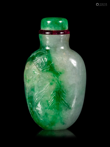 A Green and White Jadeite Snuff Bottle