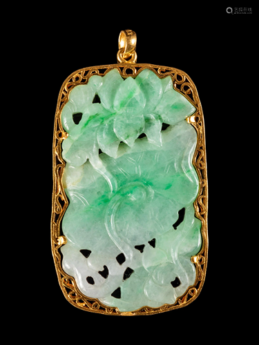 A Yellow Gold Mounted Apple Green Jadeite Pendant