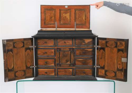 Cabinet XVIIème siècle En placage d'ébène et de bois noirci,...