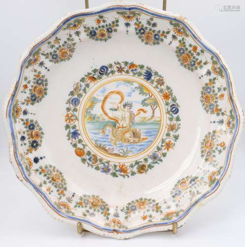 Assiette - Moustiers En faience stannifère de forme lobée, r...