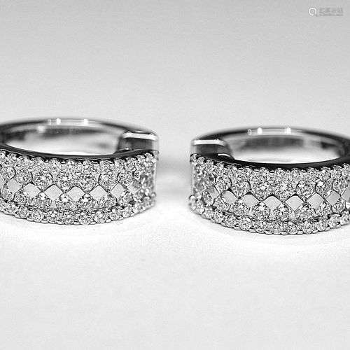 Paire de demi-créoles en or blanc sertie de 96 diamants qual...