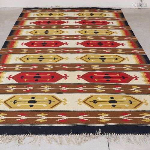 Tapis Kilim Décor crènelé dans les tons rouge, jaune et marr...