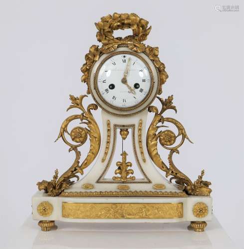 Pendule Louis XVI En marbre blanc et bronze doré ciselé. Enr...
