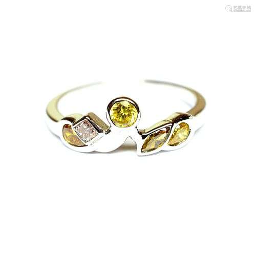 Bague en or blanc sertie par 5 diamants de couleur Naturelle...