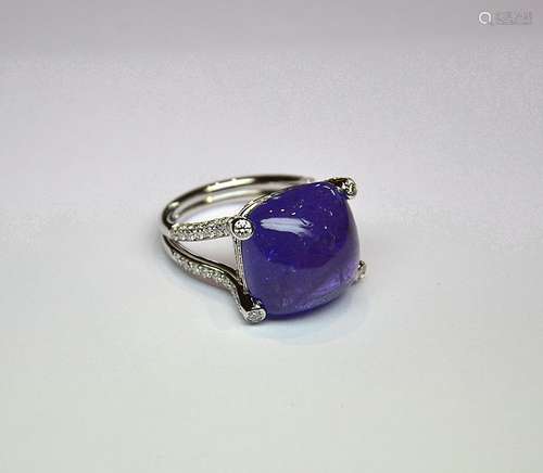 Bague en or blanc ornée d'une rare et importante tanzanite N...