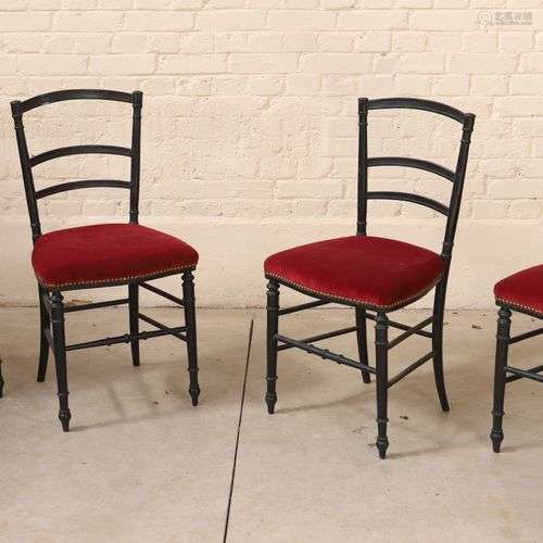 Chaises Napoléon III Suite de 4 chaises en bois teinté, assi...