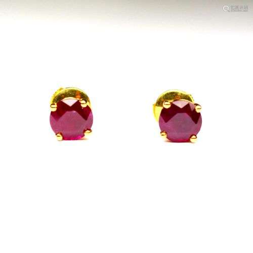 Très belle paire de Boucles d'oreilles serties de deux rubis...