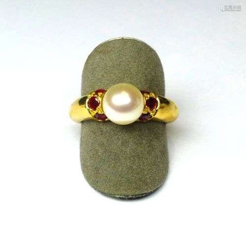 Bague en or jaune soutenant une perle de culture de bel orie...