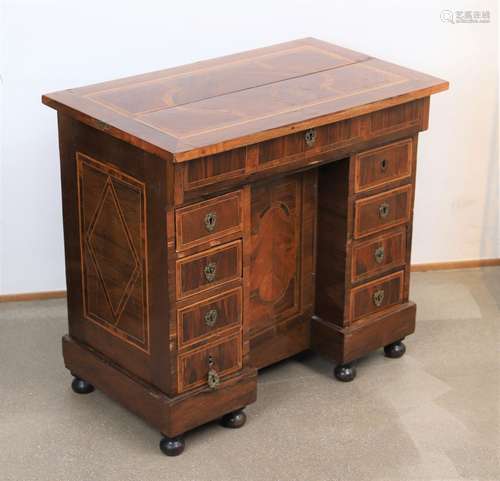 Bureau de changeur Regence En placage de bois de palissandre...