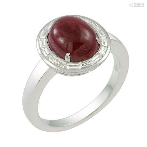 Bague en or blanc sertie 4 griffes d'un rubis ovale cabochon...