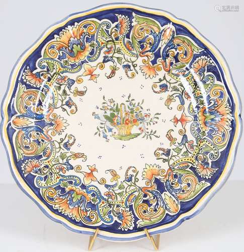 Grand plat en faïence de Rouen A décor floral polychrome, un...