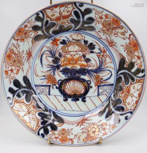 Plat Imari - Japon Plat à décor Imari, polychrome et or. Acc...