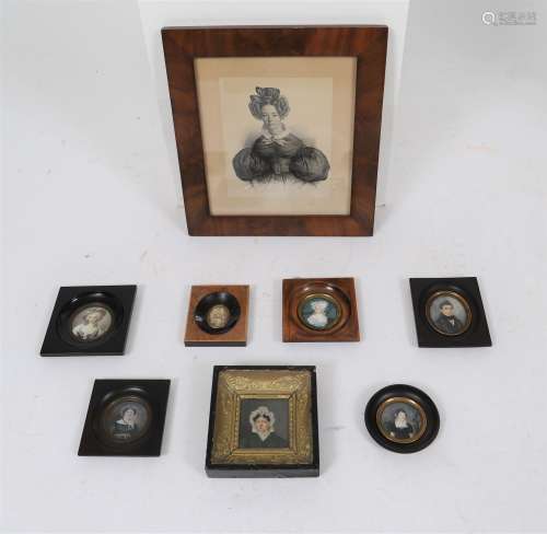 7 médaillons et une gravure Ensemble de 7 miniatures, représ...
