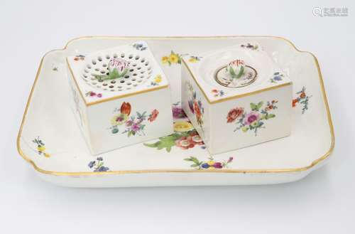 Encrier - Meissen En porcelaine composé d'un plateau et de d...