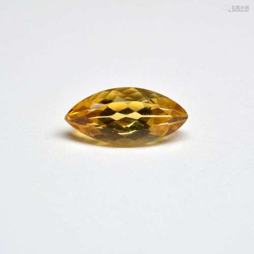 Une citrine taille navette sur papier pesant 3,74 c. On y ad...