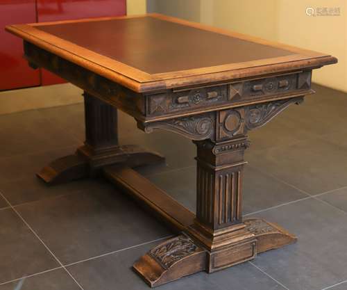 Bureau Henri II En bois naturel sculpté ouvrant par deux tir...