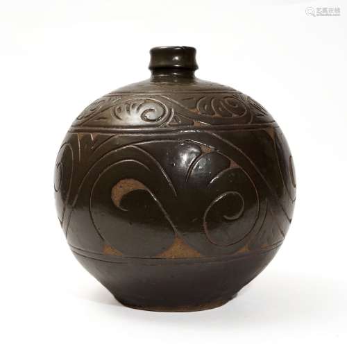 A Cizhou kiln dulu bottle with engraved flowers, Yuan Dynast...