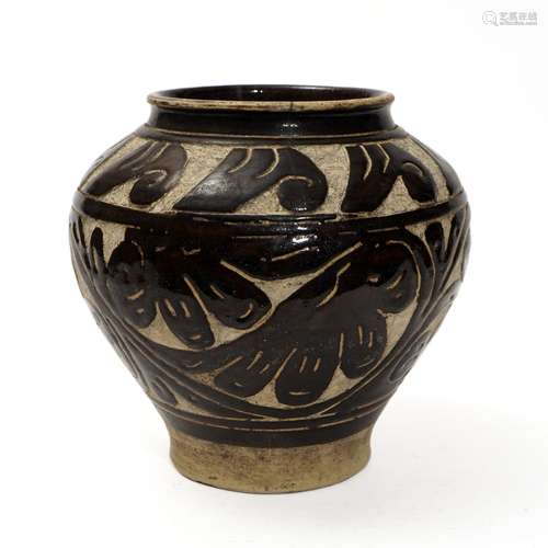 A Cizhou kiln jar with engraved flowers, Yuan Dynasty
元代磁...