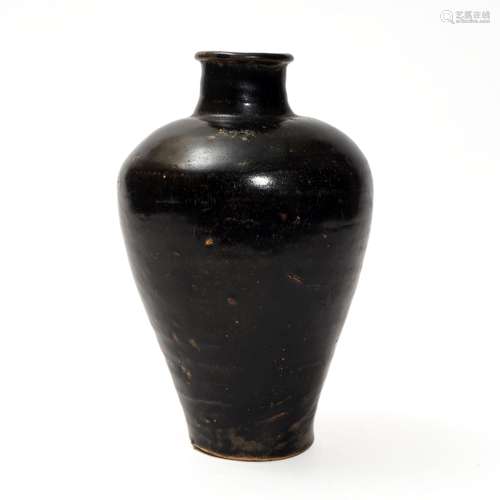 A black glaze bottle from Jizhou kiln, Song Dynasty
宋代吉州...