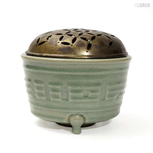 A piece of Longquan kiln with gossip pattern, Yuan Dynasty
元...