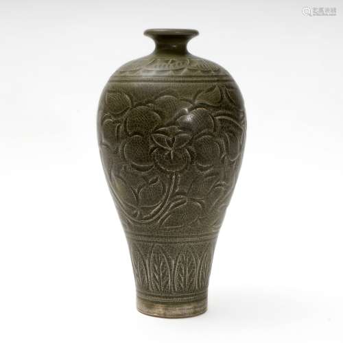 A celadon vase, carved with flowers, Jin Dynasty
金代青釉刻花...