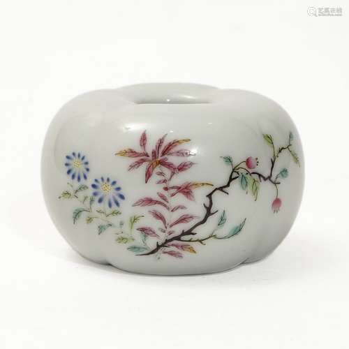 A famille rose water container, Qing Dynasty
清代粉彩水盂