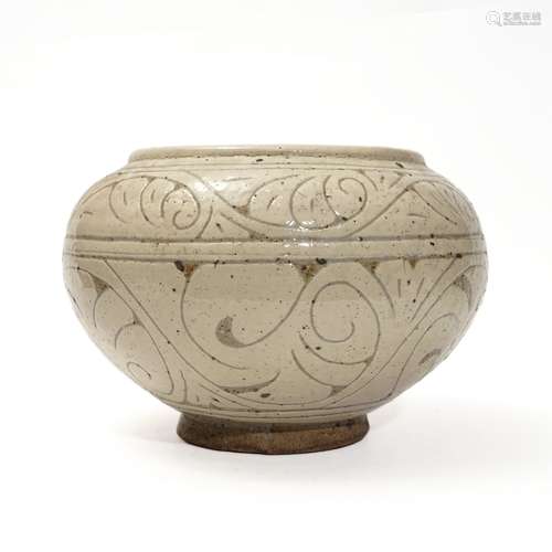 A Cizhou kiln jar with engraved flowers, Yuan Dynasty
元代磁...