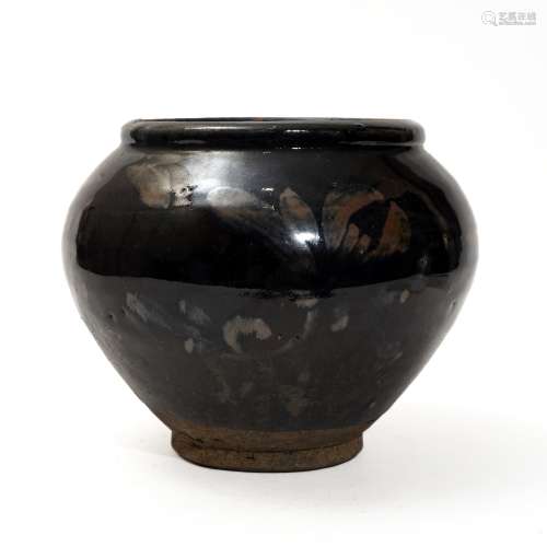 A Cizhou kiln pot with rust flowers, Yuan Dynasty
元代磁州窑...