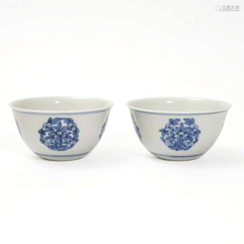 A pair of blue and white cups, Kangxi period, Qing Dynasty
清...