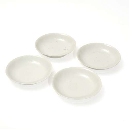 A set of white glaze plates, Qing Dynasty
清代甜白釉盘一组