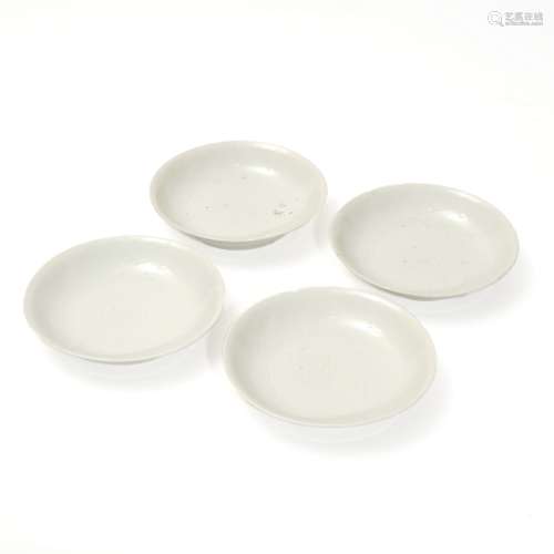 A set of white glaze plates, Qing Dynasty
清代甜白釉盘一组