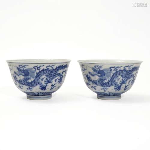 A pair of blue and white bowls with dragon pattern, Daoguang...