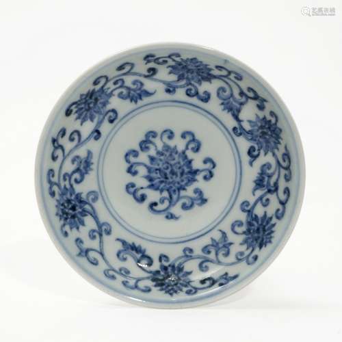 A blue and white plate with floral pattern, Qing Dynasty
清代...