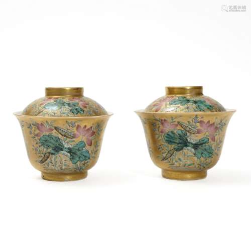A pair of gold bottom and famille rose cups with Manchijiao ...
