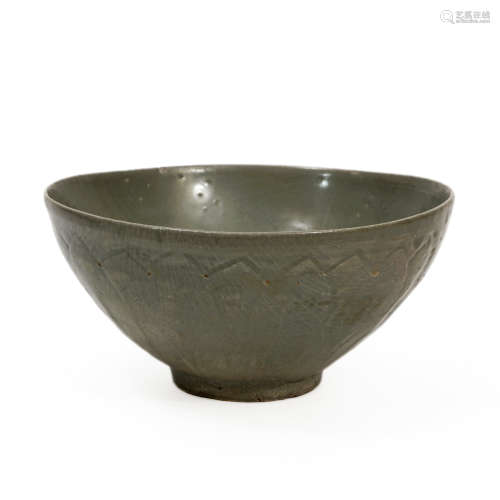 A Korean celadon lotus petal-shaped bowl, 11th century
十一世...