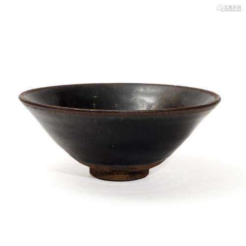 A Jian kiln black glaze cup, Song Dynasty
宋代建窑黑釉盏