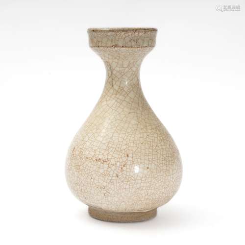 A white-glazed vase with a disc-shaped mouth, Yuan Dynasty
元...