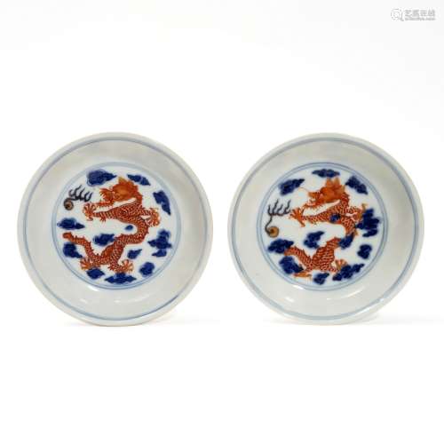 A pair of blue and white alum red small plates with dragon p...