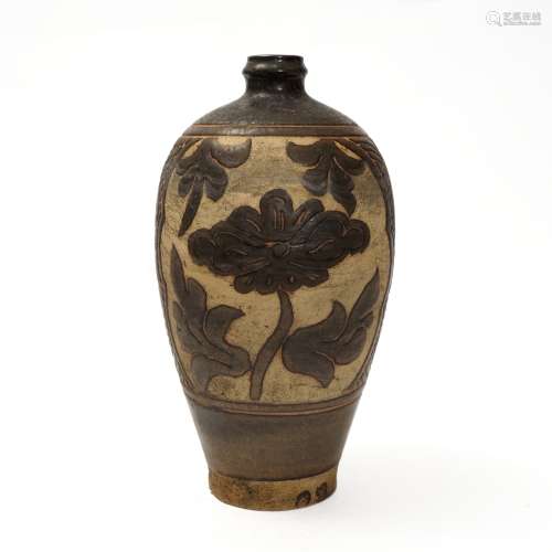 A Cizhou kiln vase with engraved flowers, Yuan Dynasty
元代磁...
