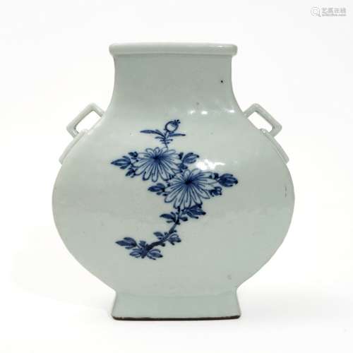 A blue vase with double handles, Qing Dynasty
清代青花双耳瓶