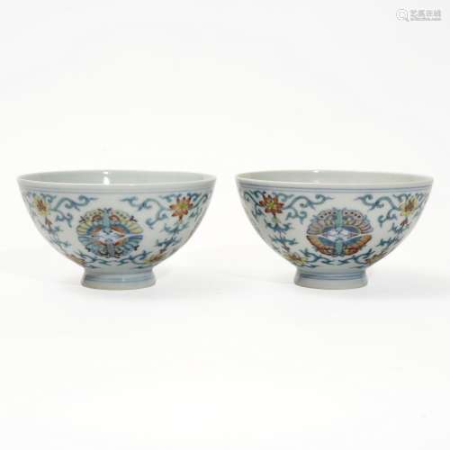 A pair of contrasting color cups with butterfly pattern, Qin...