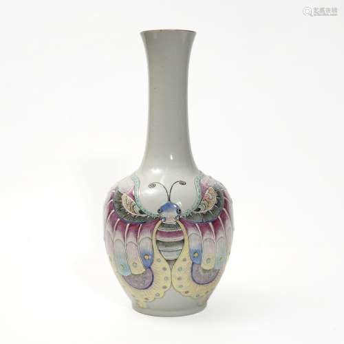 A famille rose water container, Qing Dynasty
清代粉彩蝶纹长颈...